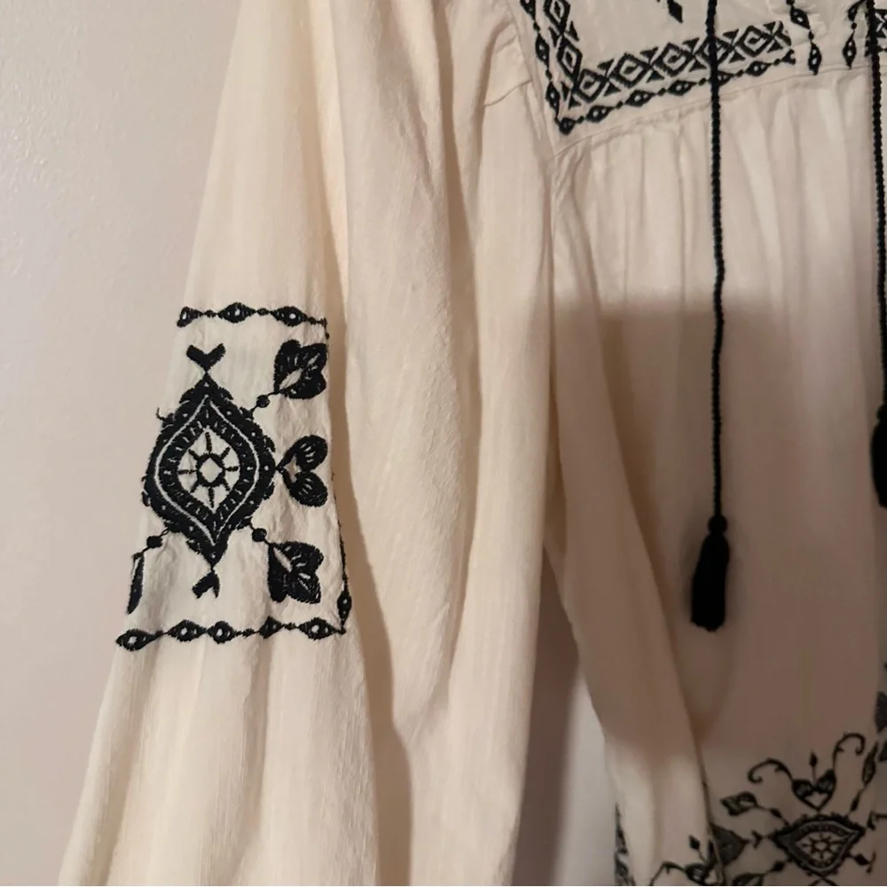 Old Navy‎ Cream Embroidered 3/4 Sleeve Blouse - Picture 3 of 13